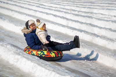 游客玩嗨雪博会