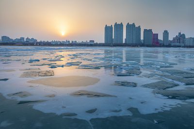 太阳岛江畔的残冰