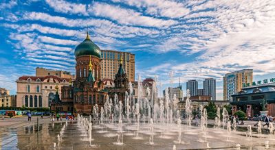 哈尔滨建筑艺术广场索菲亚教堂夏季雨后天晴蓝天白云喷泉