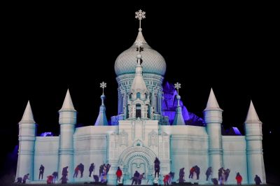 哈尔滨雪博会灯光秀印在索菲亚大教堂的大型雪雕上彰显了冰城建设者的勇敢和智慧