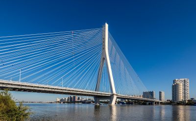 哈尔滨冰松浦大桥钢索线条蓝天施工亮化蜘蛛人