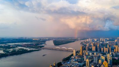 夕阳映照下的松花江沿岸