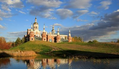 秋季伏尔加庄园 坐落哈尔滨阿什河畔 俄罗斯文化主题公园 园内到处可见俄罗斯老建筑 教堂 酒堡 雕塑