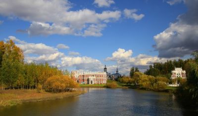秋季伏尔加庄园 坐落哈尔滨阿什河畔 俄罗斯文化主题公园 园内到处可见俄罗斯老建筑 教堂 酒堡 雕塑