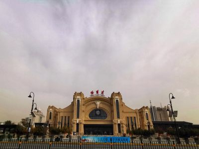 哈尔滨火车站北广场圣伊维尔教堂秋景