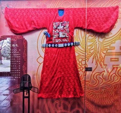汉文化传统风俗展-衣物花轿铺床