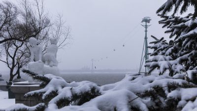 初冬雪中松花江畔景色美