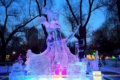 哈尔滨兆麟公园梦幻般的冰雕艺术世界