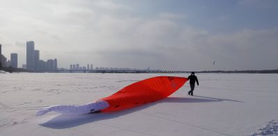 松花江上风筝滑雪