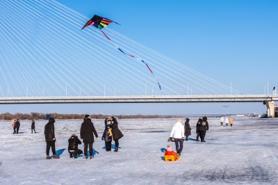 春节假日的松花江上玩冰雪市民