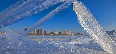冬季江畔残冰