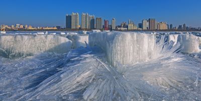 冬季江畔残冰