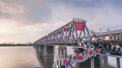 江边网红桥