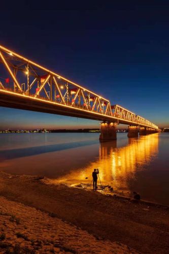 《夜晚的网红桥》