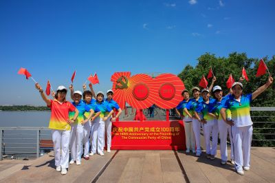 美丽的滨江铁路桥庆祝中国共产党建党100周年