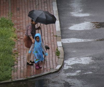 雨中的人们