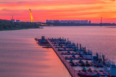 江畔朝霞红满天