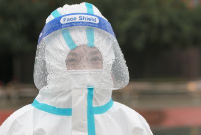 众志成城抗疫情（2021年9月27日阿城区工作人员冒雨核酸检测）