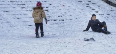 北方的孩子爱冰雪打出溜滑