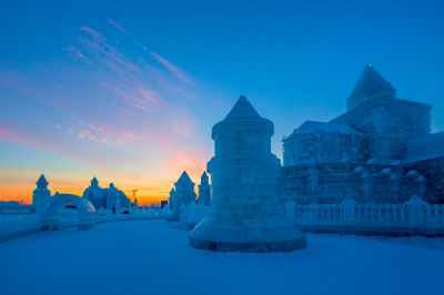 哈尔滨冰雪大世界的晨光之美2
