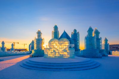 哈尔滨冰雪大世界的晨光之美3