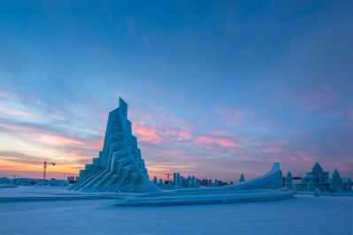 开始消融的哈尔滨冰雪大世界冰雕
