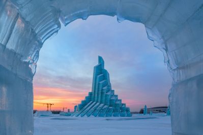 开始消融的哈尔滨冰雪大世界冰雕