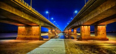 夜色中的公路大桥