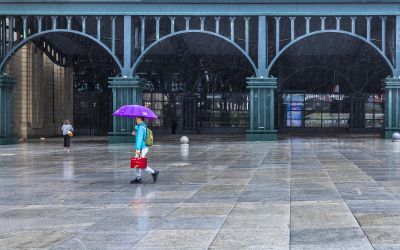 雨中哈尔滨站广场