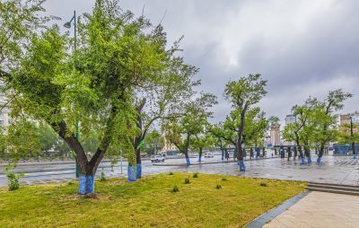 雨中哈尔滨站广场