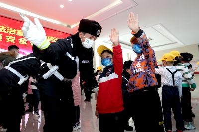 冰城警方组织开展开学季交通安全主题宣传活动