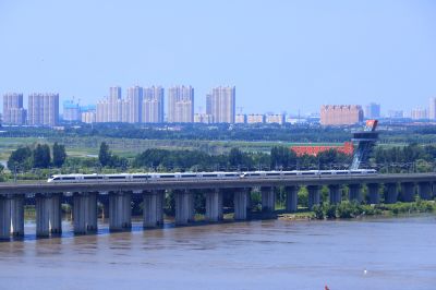 高铁经过松花江铁路大桥