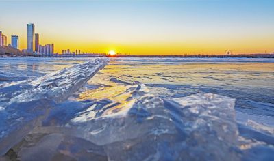 封冻的江畔夕阳