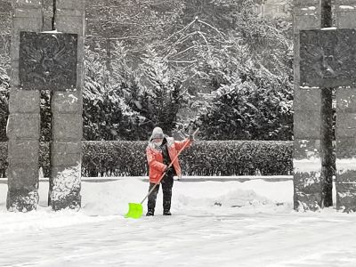 今日大雪，清雪的环卫工人们