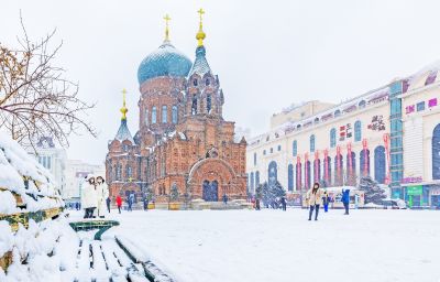 雪中的索菲亚教堂广场