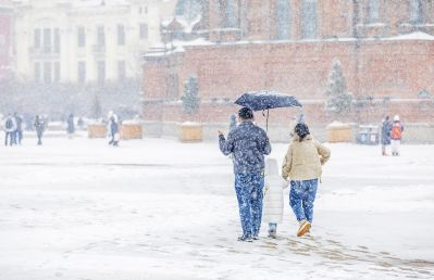 雪中的索菲亚教堂广场游人