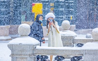 雪中的索菲亚教堂广场游人
