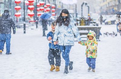 雪中的中央大街游人