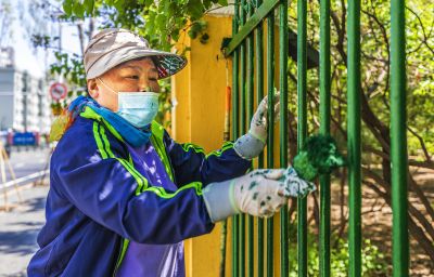 志愿者粉刷兆麟公园围栏