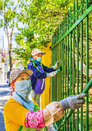 志愿者粉刷兆麟公园围栏