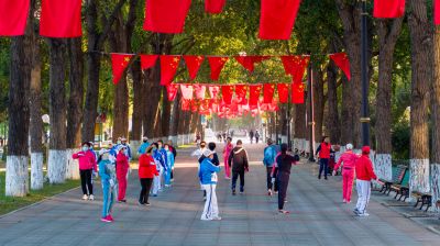 哈尔滨中央大街红旗飘飘