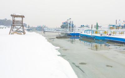 雪中江畔
