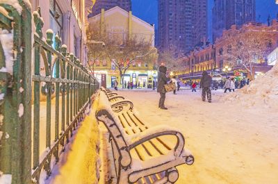 雪中老街夜色