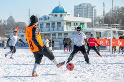 2024哈尔滨职工冰上龙舟和冰上足球赛在松花江上开哨