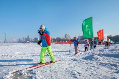 2024哈尔滨职工冰上龙舟和冰上足球赛在松花江上开哨