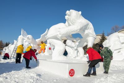 第26届哈尔滨国际雪雕比赛选手制作雪雕