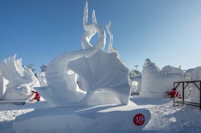 第26届哈尔滨国际雪雕比赛选手制作雪雕