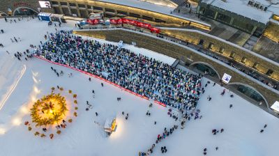 2024年第25届哈尔滨冰雪大世界 网红大滑梯排队人群