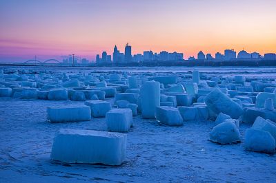 晨光中的江畔残冰