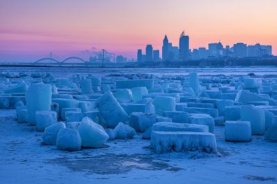 晨光中的江畔残冰